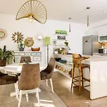 Sunset Oasis “velly” 1br W/ Sea View & Parking * Split