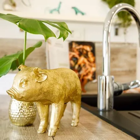 Sunset Oasis “velly” 1br W/ Sea View & Parking *